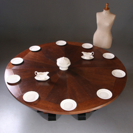 Reusachtige ronde vergadertafel of eetkamertafel 210 cm diameter voor zeker 10 personen art deco ca 1915 (No.992610)