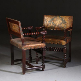 Antieke Armstoelen / Stel van 2 zetels ca. 1675 met goud geprent leer (No.770347)