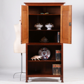 Strakke smalle bijna 2 meter hoge boekenkast met messing en ebbenhout  (No.322145)