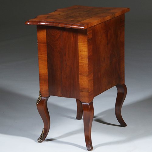 Kleine orgel gebogen commode ca 1750 met schrijfblad of schenkblad wortelnoten (No.303010)