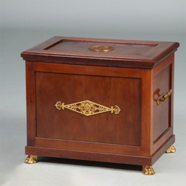 Wijnkoeler of cellarette in mahonie met brons verguld beslag Empire stijl door Pander en Zn ca 1900 (No.461520)