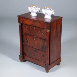 Opvallend kleine fraaie Hollandse Empire commode met 4 laden en 2 zuilen ca 1810  (No.431525)
