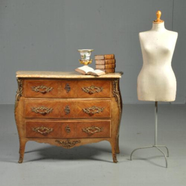 Antieke kast / Gebombeerde notenhouten commode ca. 1920 met rijk brons beslag en marmer blad.(No.430616)