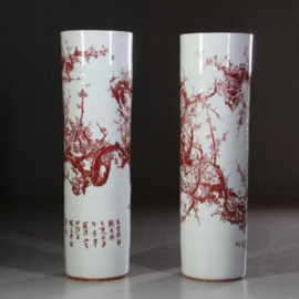 Antiek varia / Stel manshoge  Chinees porseleinen vazen 1935 Jingdezhen ijzerrood decor (No.560565)