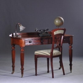Antieke bureaus / Schrijftafels / kleine Victoriaanse schrijftafel of sidetable ca. 1875 met 2 laden (No.892803)