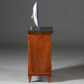Strakke kleine commode ca 1800 met twinkelend marmer blad (No.962645)