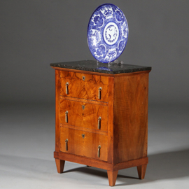 Strakke kleine commode ca 1800 met twinkelend marmer blad (No.962645)