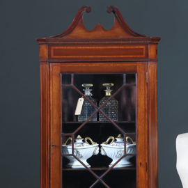 Smalle Regency hoekkast met afneembaar kroontje ca 1815 mahonie met inlegwerk (No.283015)