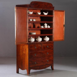 Antieke kasten / Regency kabinet met gebogen fronton ca. 1820 in mahonie met bloemmahonie (No.820866)