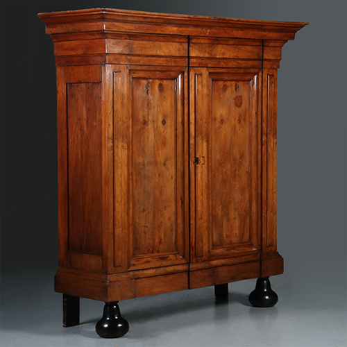 Grote pastoorskast ca 1700 in opvallend blonde kleur fraai patina (No.300205)