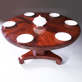 Grote ronde tafel tilttop bloemmahonie ca 1870 voor ruim 6 personen (No.991955)