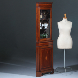 Smalle Regency hoekkast met afneembaar kroontje ca 1815 mahonie met inlegwerk (No.283015)