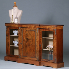 Engelse Credenza in noten met inlegwerk en brons ca 1860 (No.391115)