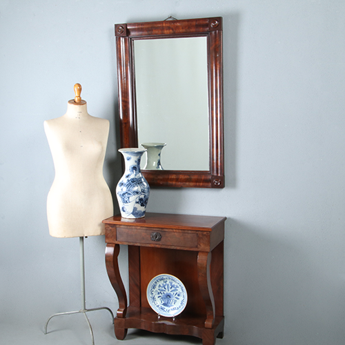 Strakke Biedermeier spiegel met holle bloemmahonie lijst ca 1820 (No.290824)  - 1.00 m. Hoog
