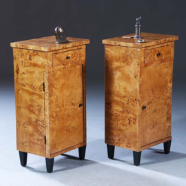 Stel van 2 blonde nachtkastjes zeer strak Biedermeier berkenwortel ca 1825 (No.231630)