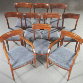 Antieke stoelen / Stel van 10 Hollandse mahonie eetkamerstoelen 2 met armleuningen ca. 1820 blauw gestoffeerd (No.532116)