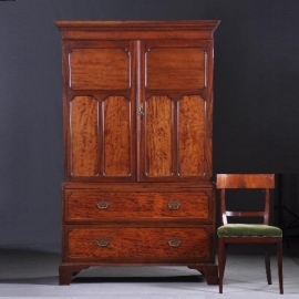 Antiek kasten / Strak mahonie kabinet ca. 1880 met 2 laden en gepaneelde deuren (No.891922)