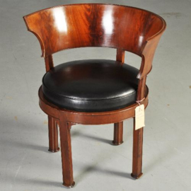 Antieke stoelen / Franse empire armstoel ca. 1815 in mahonie met bloemmahonie en zwart leer (No.301712)