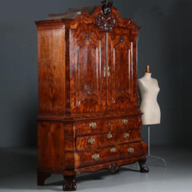 Antieke kasten / Wortelnoten Louis Quinze / Rococo kabinet ca. 1765 in betoverende kleur (No.822416)