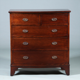 Bow front commode ca 1850 gerestaureerd en in zeer fraaie staat met brons beslag (No.260615)