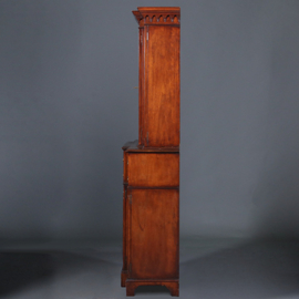 Kleine mahonie break front met 8 deuren en 6 laden ca 1920 (No.422415)#