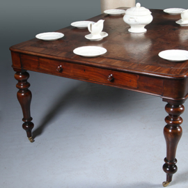 Eetkamertafel  óf werktafel  eetkamertafel met geweldig mooi doorleefd leer een echte leeftafel ca 1840 (No.E283035)