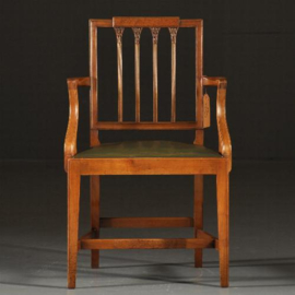 Antieke stoelen / Stel van 2 blonde notenhouten armstoelen / bureaustoelen ca. 1920 met groen leer.  (No.781099)