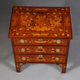 Antieke kasten / Kleine Hollandse barok commode 18e eeuw  4-zijdig rijkelijk van marqueterie voorzien  (No.662720)