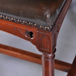 Antieke stoelen / 8 arts and crafts stoelen Engeland ca. 1890 met mooi doorleefd leer (No.862304)