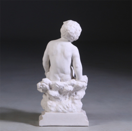 50 cm hg - Grote guitige Putto op sokkel in biscuit naar "August Moreau" ca 1900 (No.941621)