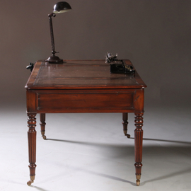 Schrijftafel ca 1930  in mahonie met leer ingelegd op gedraaide poten (No.212820)