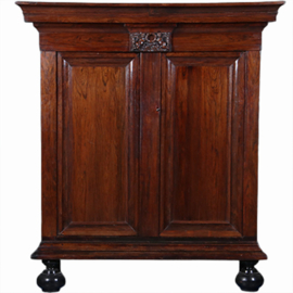 Kleine donker palissander pastoorskast  ca 1700 met cherubijnen (No.422420)