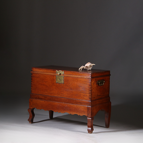 Koloniale compagnie kist ca 1775 op onderstel met bronzen grepen (No.311430)