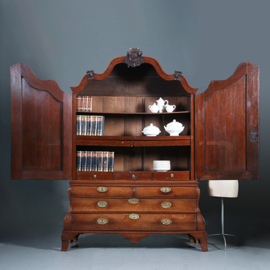 Dubbel gebogen kabinet in prachtige oude kleur 18e eeuws [No.843057)