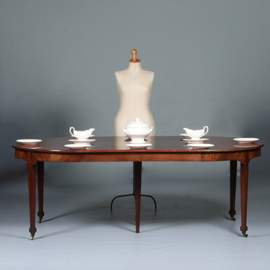 Louis Seize Coulissetafel ca 1800 met 4 inlegbladen verlengbaar tot 12 personen (No.281420)