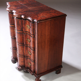 Hollandse orgelgebogen commode ca 1725 op de originele gezaagde pootjes  (No.971725)