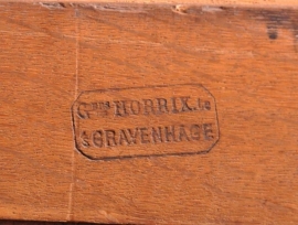 Antieke kast / strakke open boekenkast gemerkt: Horrix ca. 1870 (No.471001)