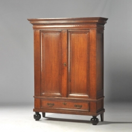 Antieke kast / Strakke kleine Drentse kast met een opmerkelijk fraai patina achter de deuren planken (No.601439)