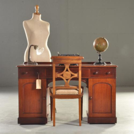 Antieke bureaus / Engels Victorians damesbureau ca. 1870 in mahonie met houten schrijfblad. (No.151233)