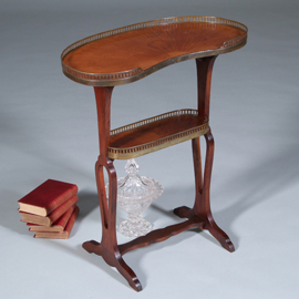 Niervormige etagiere of bijzettafel met messing rand en zonmotief  ca 1900 (No.422445)