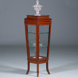 Elegante mahoniehouten Vitrinezuil met afsluitbaar deurtje  en inlegwerk (No.440530)#