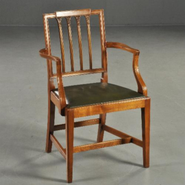 Antieke stoelen / Stel van 2 blonde notenhouten armstoelen / bureaustoelen ca. 1920 met groen leer.  (No.781099)