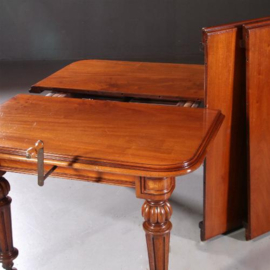 Antieke tafel / Smalle eetkamertafel tot 10 personen ca. 1865 Windout table met slinger en twee inlegbladen. (No.781541)