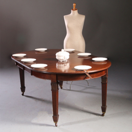 Engelse mahonie wind out table ca 1870 met slinger en drie bladen geschikt voor 10 personen  mooie oude kleur  (No.971710)