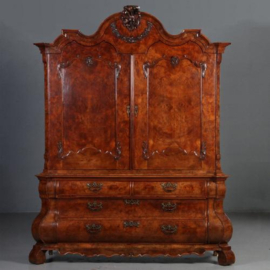 Antieke kasten / Hollands Rococo wortelnoten kabinet  met openslaande knieën ca. 1750 (No.652656)
