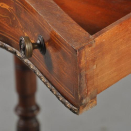 Antieke bureaus / Niervormige schrijftafel met leer ca 1900  ingelegd met bloemmotieven (No.310723)
