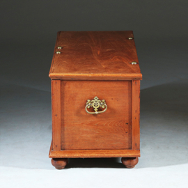Kleine koloniale kist ca 1800 djatihout met bronzen beslag (No.280310)