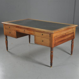 Antieke bureaus / Kersenhouten schrijftafel ingelegd met goud gestempeld leer 20e eeuw (No.460248)