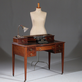 Antiek damesbureau met doorleefd leer en bronzen galerijtje  ca. 1890 (No.911835)