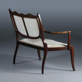 Bijzonder elegant bankje in Hepplewhite ca. 1880 incl. bekleding naar wens.  (No.291301)